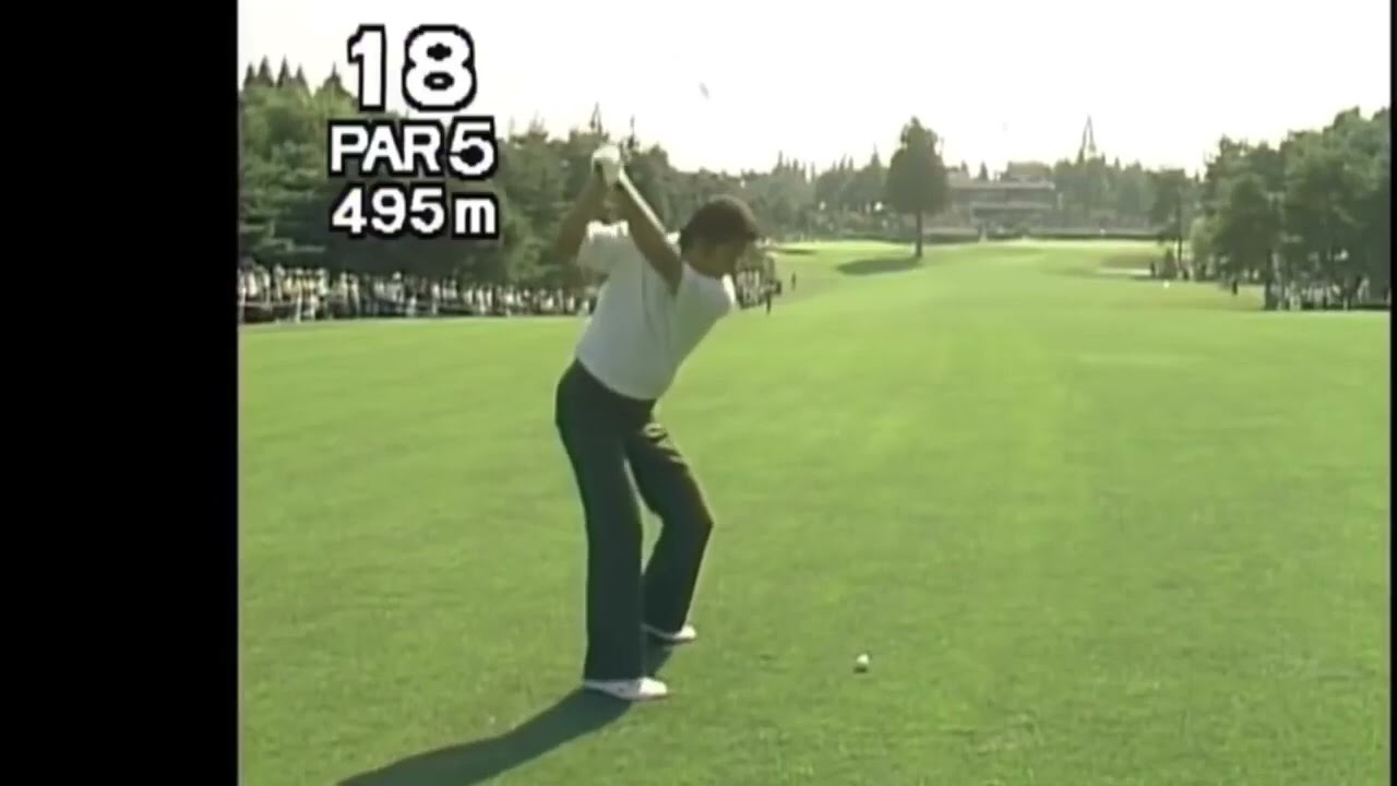 1984年ジャンボ尾崎プロの239m（261ヤード）を2アイアンでのショット‼️