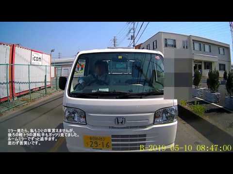 凝視しすぎて危険運転。ミニスカ、胸元バックリ 「アン・シネ」そっくりの人、その格好はＲ１２指定ですよ。