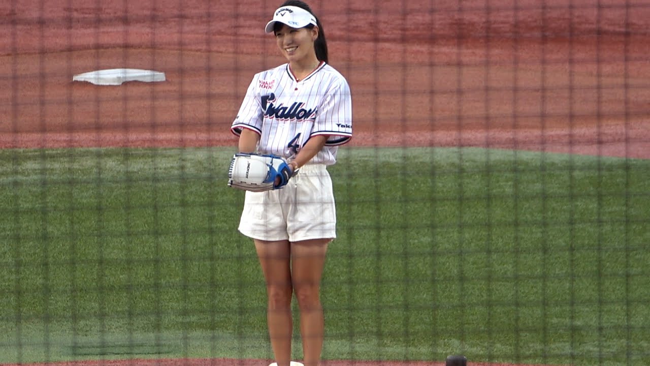 プロゴルファー藤田光里さんがヤクルト―巨人戦で始球式　「思ったより右に飛んだ」　自己採点は60点 2022年7月18日神宮球場