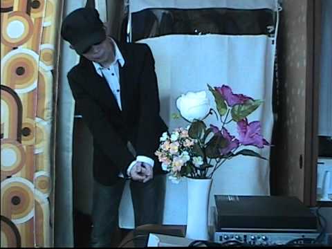 世界中の男が期待するミニスカのミッシェル・ウィーの１シーン