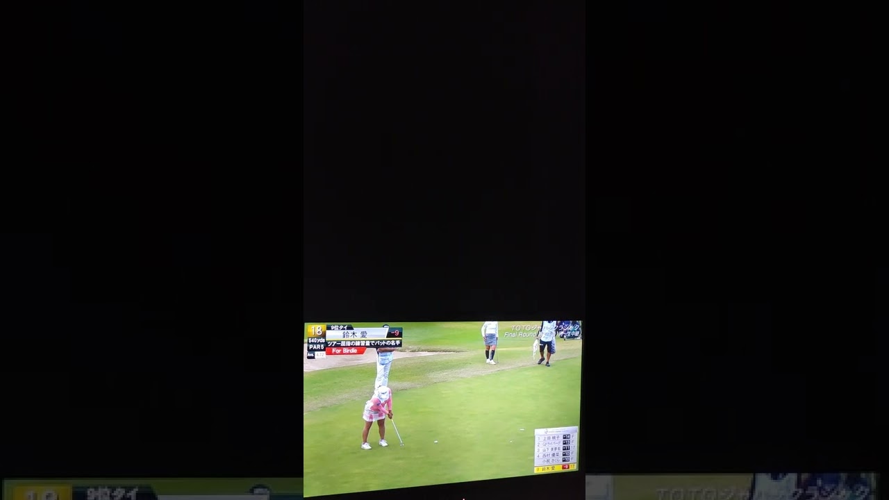 鈴木愛のスカートから白パンと黒パンがチラリ❗