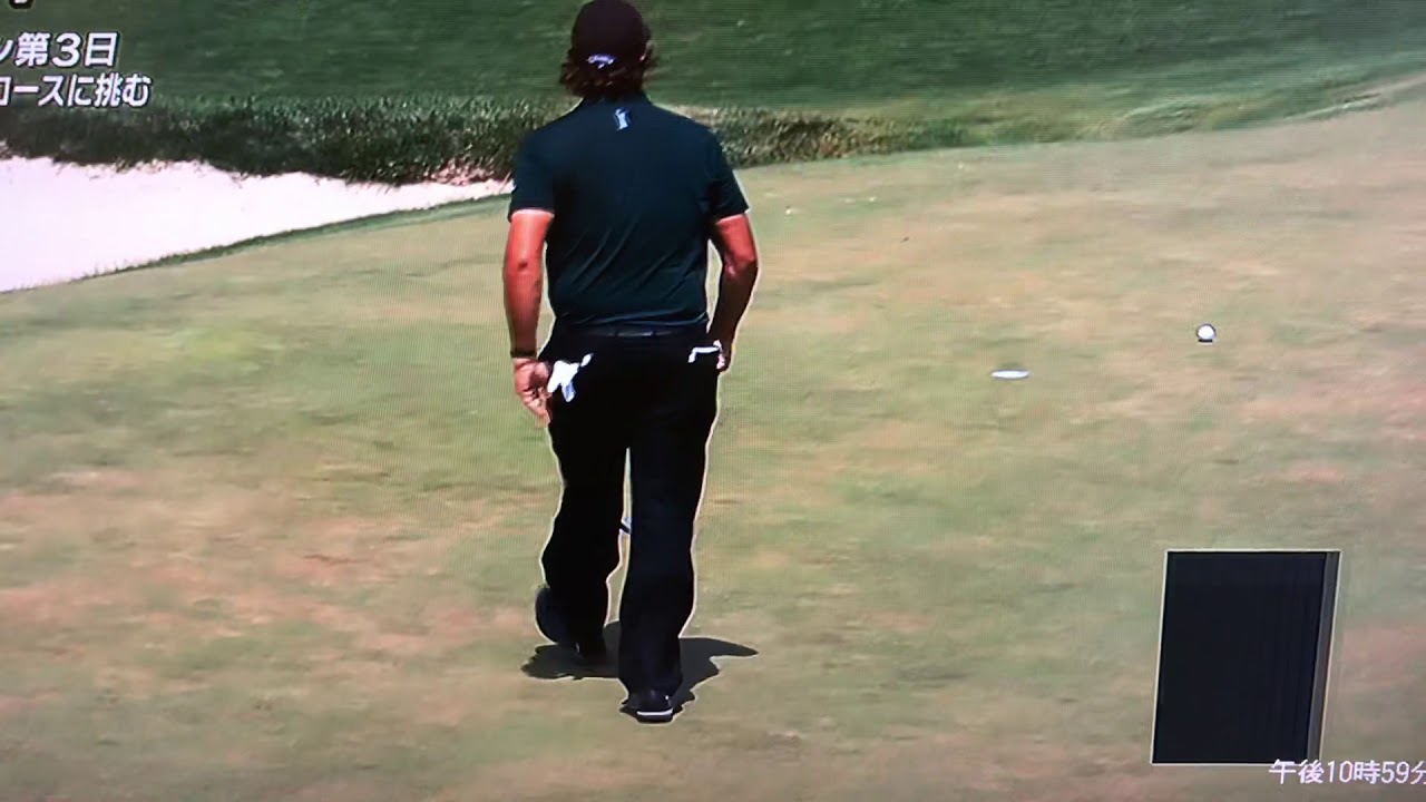 動いている球を打つミケルソン