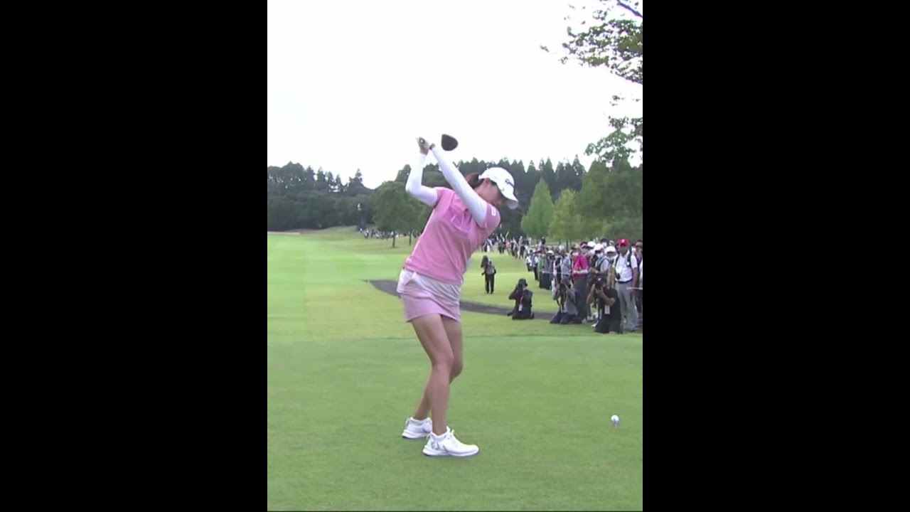【新垣比菜 ピンクのミニタイトスカートと地面反力】ゴルフ　スイング　ゴルフスイング　初心者　スロー　スローモーション　ドライバー　アイアン　プロ　女子プロ　ゴルフ女子　2022.11 #shorts