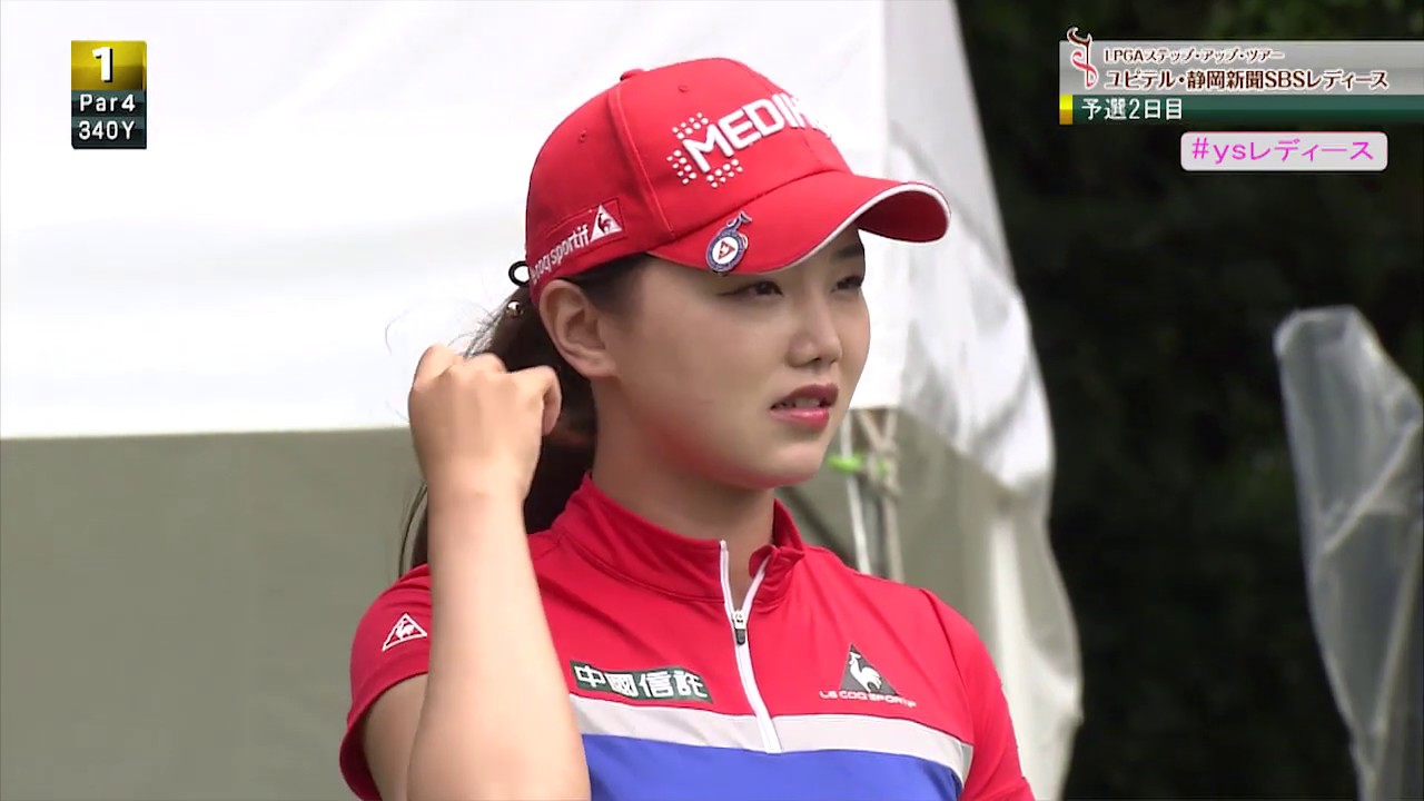 苦悶の表情！？アイドル顔負けの美人ゴルファー・セキ ユウティンがティーショットを林の中に。[ユピテル・静岡新聞SBSレディース]