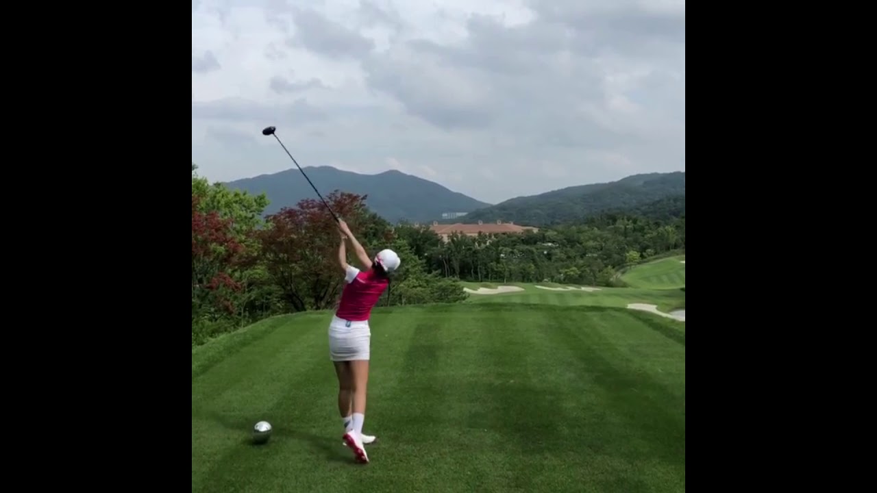 アン・シネ　ゴルフドライバースイング後方