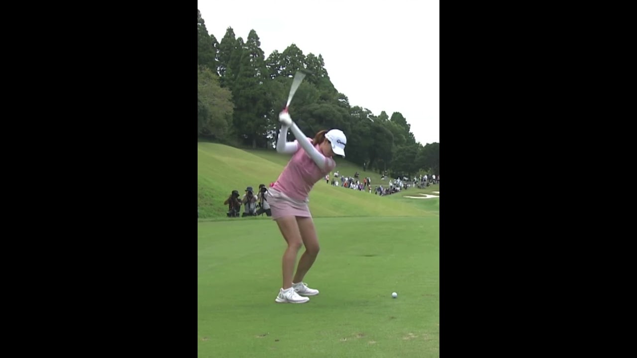 【ピンクもイケてる 新垣比菜のユーティリティー】ゴルフ　スイング　ゴルフスイング　初心者　スロー　スローモーション　ドライバー　MCS　2022.12 #shorts