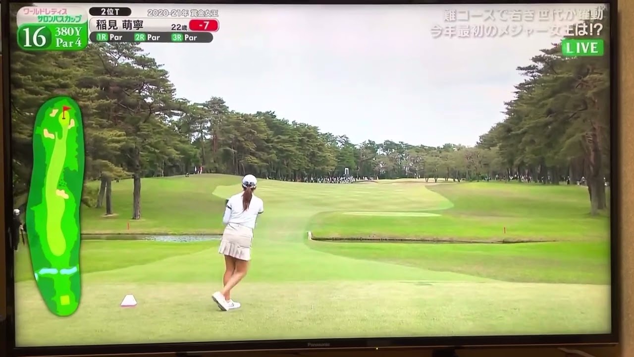 稲見萌寧ドライバーショット。珍しいミニスカ。