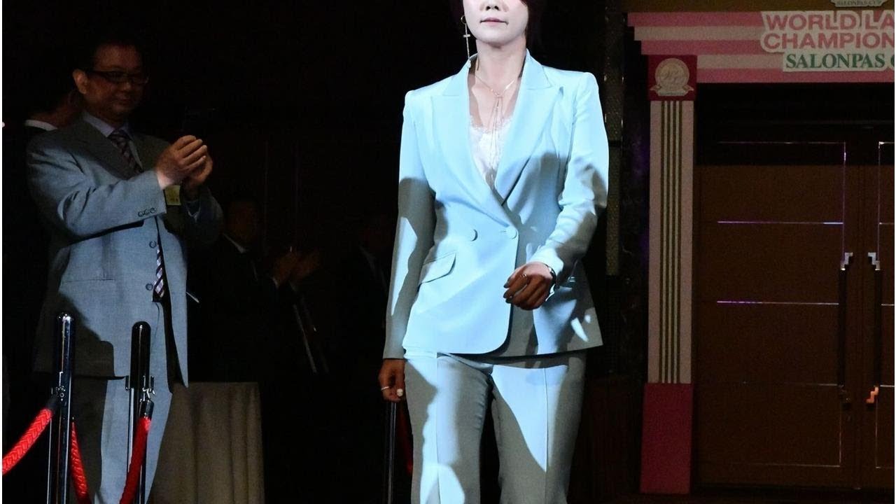 キム・ハヌルはスカイブルーのパンツスーツ、黄金世代のシックなドレスまで　前夜祭が華やかに開催