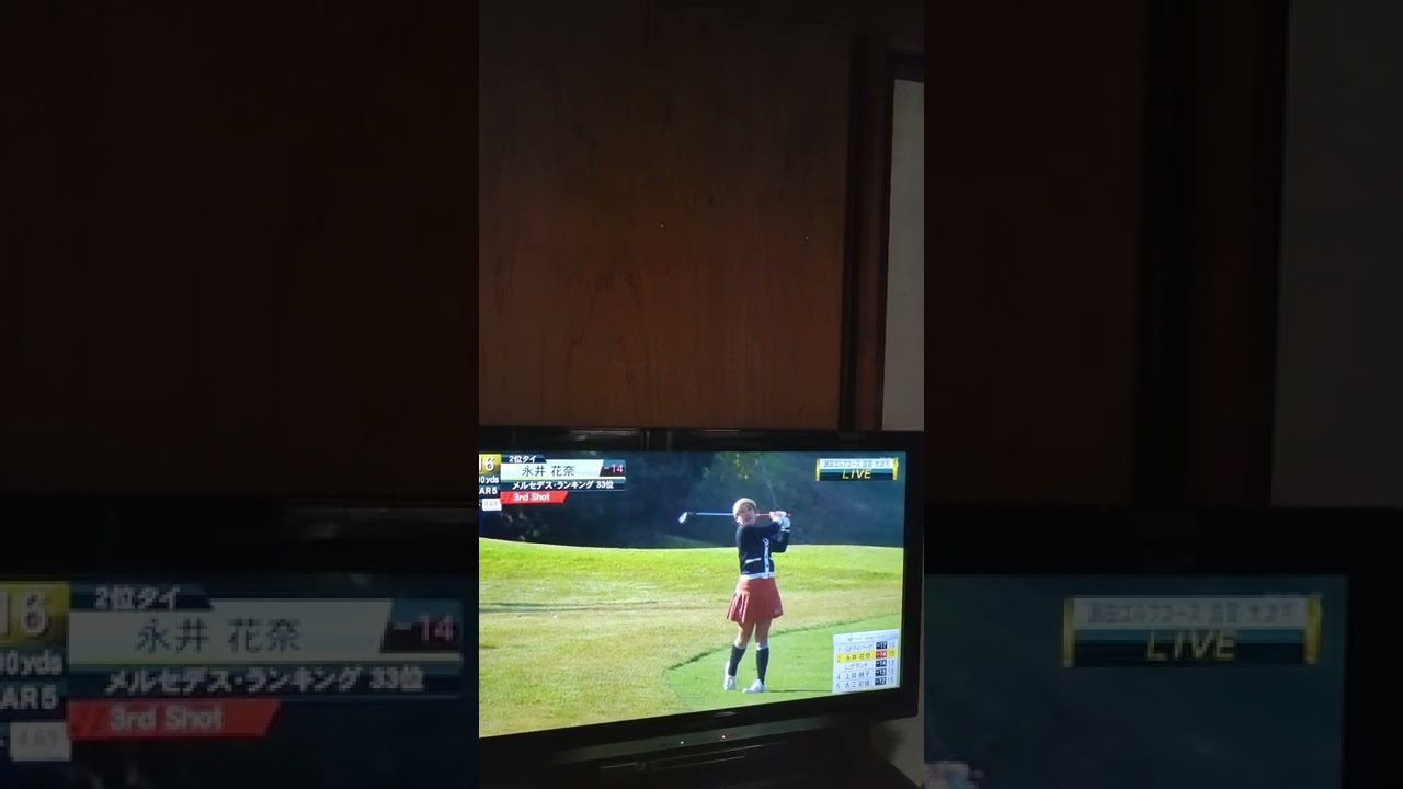 永井花奈のスカートがめくれて橙パンがまる見え❗