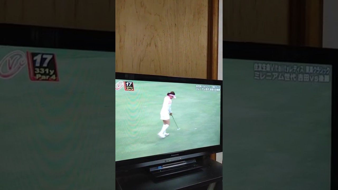 有村智恵のスカートから白パンがチラリ❗