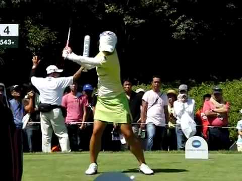 女子プロゴルファー有村智恵　前面からのドライバーショット ゴルフスイング