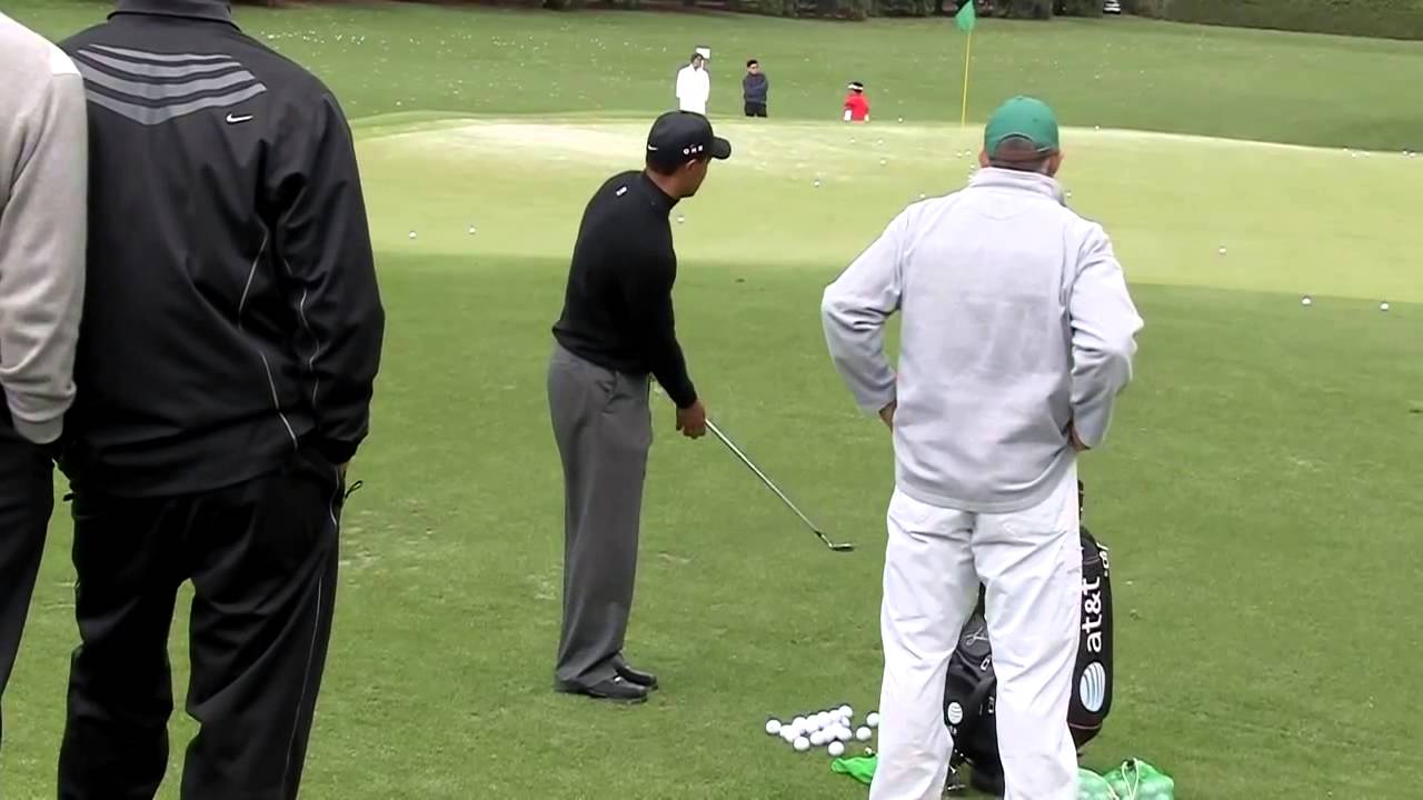 タイガーウッズ グリーン回りのアプローチ練習風景