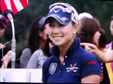2011ミズノクラシック上田桃子選手の優勝に花を添えるLPGAメンバー