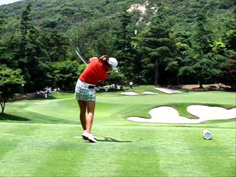 木戸愛プロ　アイアンショット　後方より