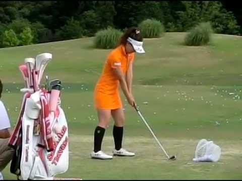 香妻琴乃プロ　スイング　アイアンショット