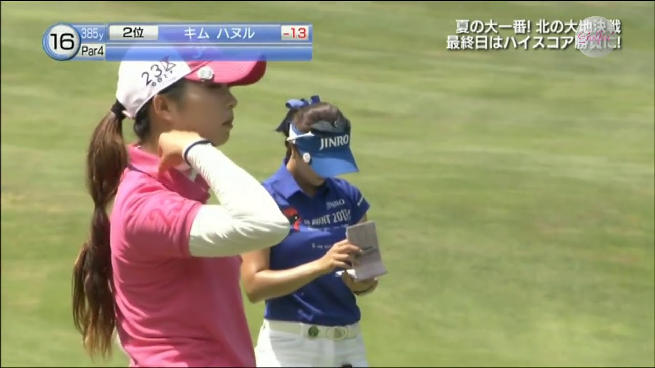 最終組よりメディア露出の多かった3組前のペアリングの白いホットパンツとピンクの柄のミニスカ /Golf Club JP