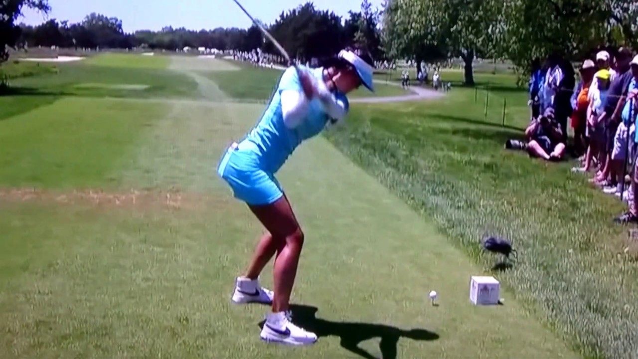 【ゴルフスイング】ミッシェル・ウィーのドライバーショット（後方からスロー映像）