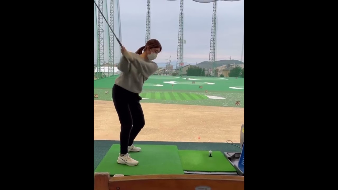 大里桃子 ドライバー スイング 後ろから