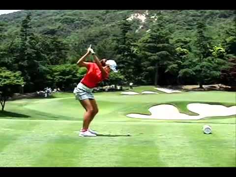 美人プロ木戸愛のアイアンショット スカートの絶対領域に...