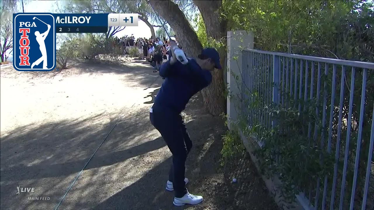 Rory McIlroy がフェンスの横でばかげたショットを打つ