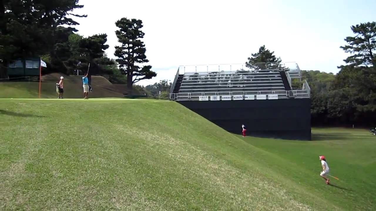 諸見里しのぶプロ　川奈ホテル富士コース17番アプローチ