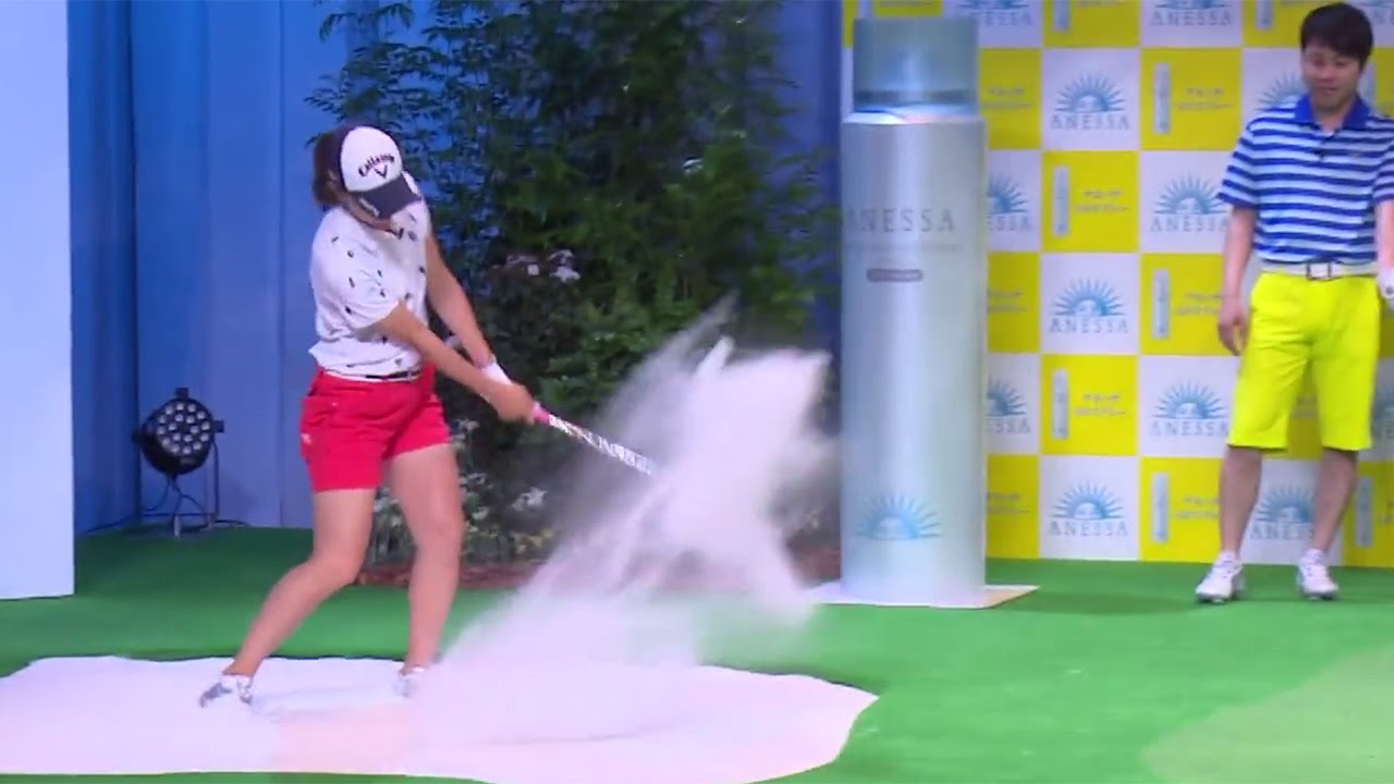 上田桃子選手、バンカーショットを披露！アドバイスも「アネッサ UV スプレー」発売記念イベント2