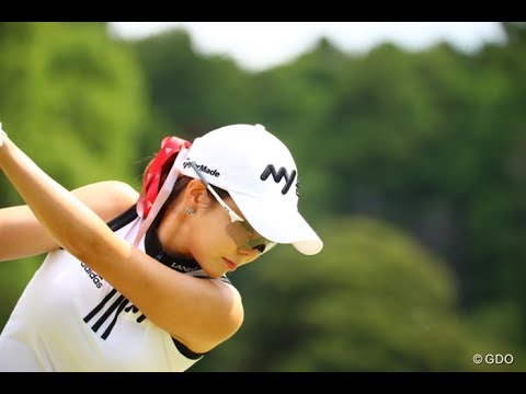 アン・シネは白色コーデ