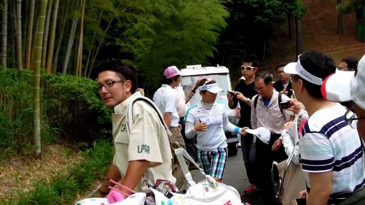 サイン攻めにあう有村智恵