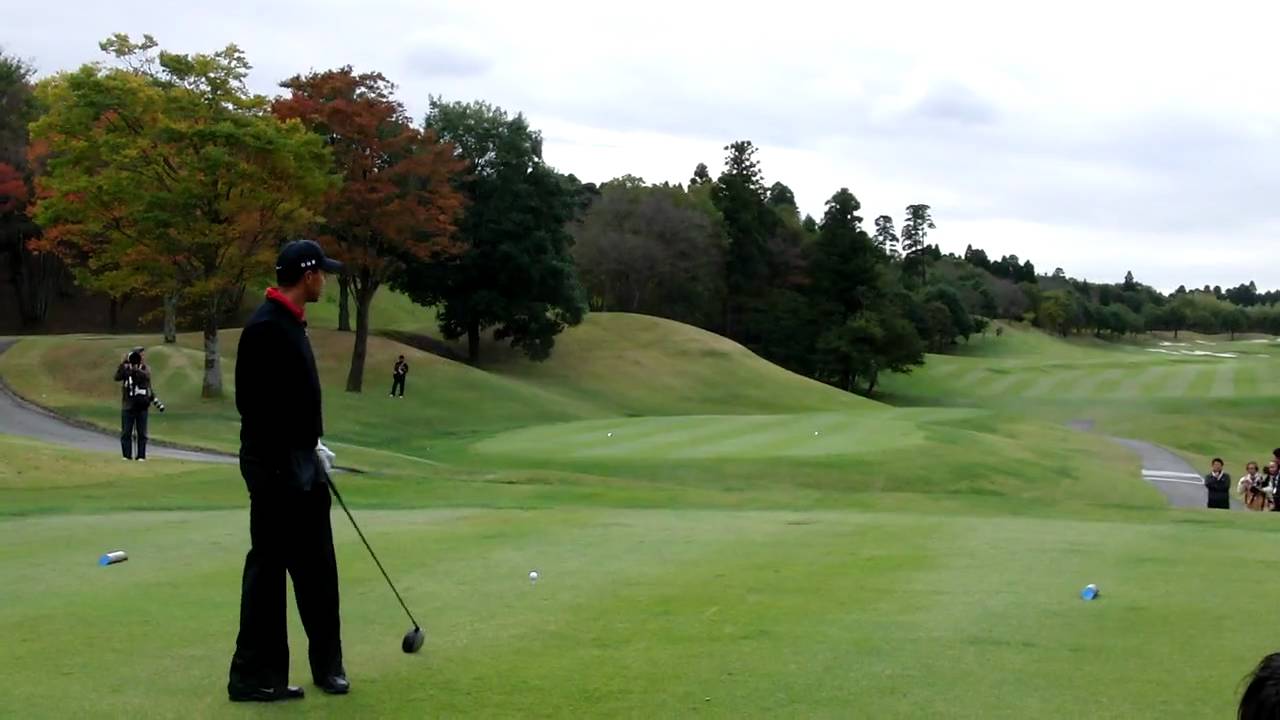 タイガー・ウッズ、10番ホール　ルーティン＆ティショット後方から