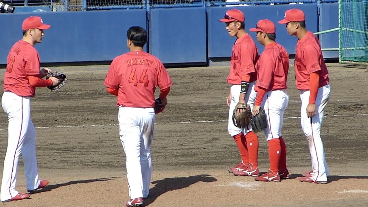 マウンドへ集まるカープナイン（林晃汰・矢野雅哉・内田湘大・羽月隆太郎・持丸泰輝・薮田和樹）【2023年3月14日】