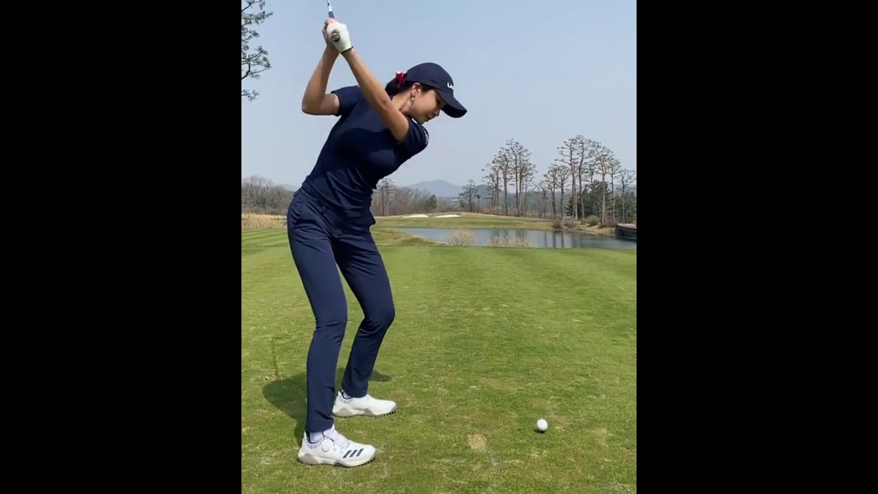 アンシネ　Shin-Ae Ahh　ゴルフアイアンスイング　スロー再生あり