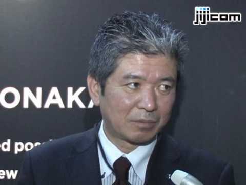 石川遼がスーツ姿でスイング