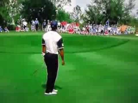 タイガー ウッズ　入念に素振りしてイメージを作ってからのアプローチ