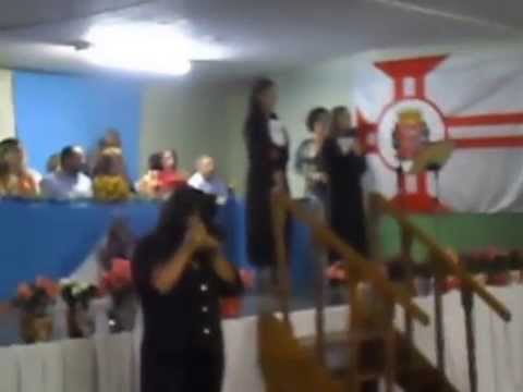 Michelle cantando aos Formandosミシェル・ウィーは、研修生を歌います。 singing to the Trainees. chantant aux stagiaires.