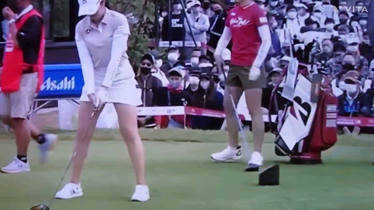 稲見 萌寧プロ💕いつものルーティンだぁ‼️ゴルフウェアーがよく似合ってます👍スイングするたびスカートひらり⤴️