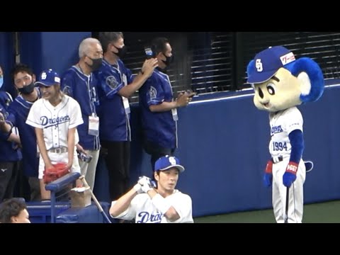 ゴルフの素振りをしてアピールしてもキンクミに反応してもらえなくて寂しそうなドアラ(2021/06/02)