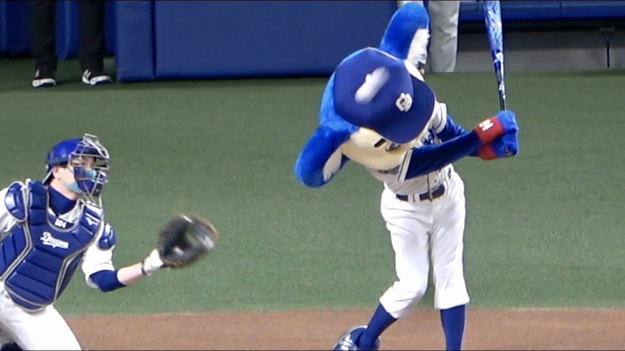 頭がデカすぎるドアラ、始球式で2日続けて頭部デッドボールを受ける(2021/06/02)