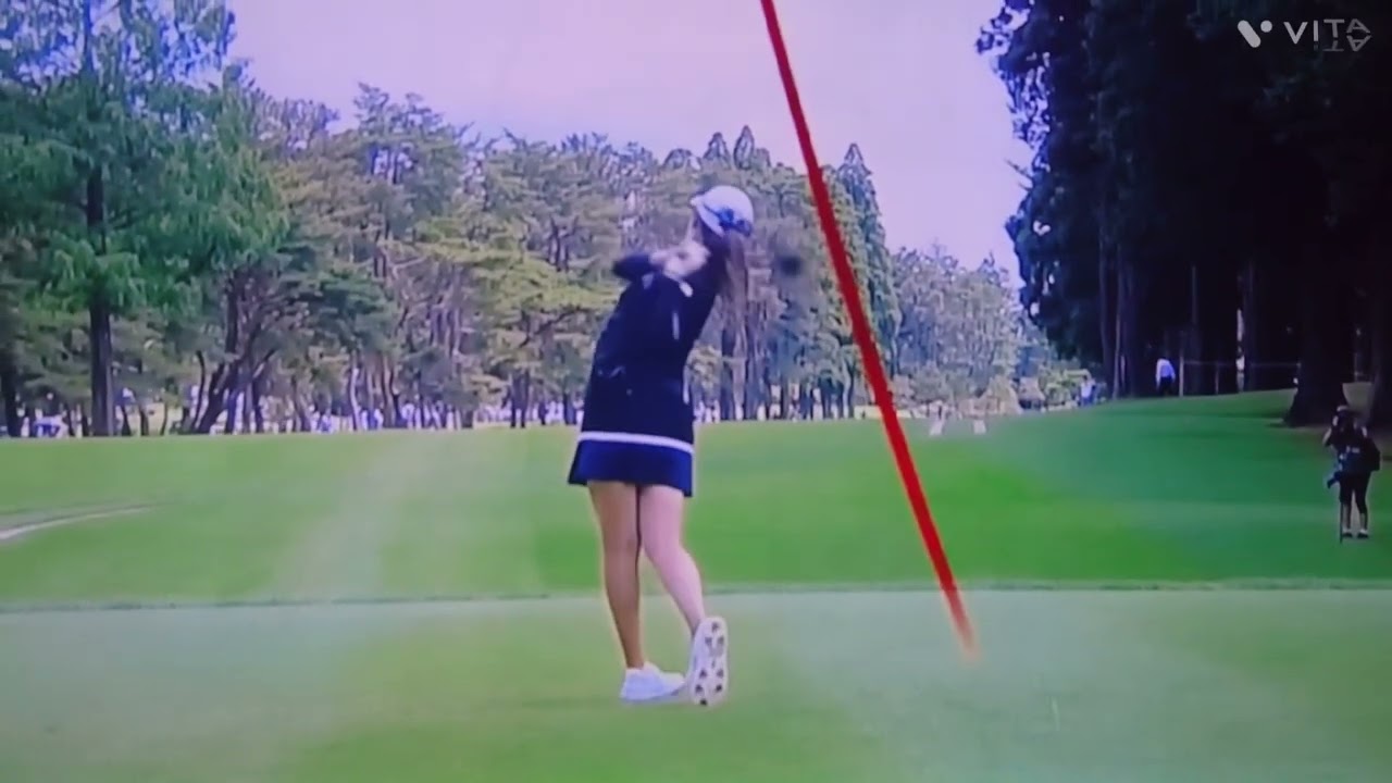 稲見 萌寧プロ💕スイングする度スカートがヒラリ👍