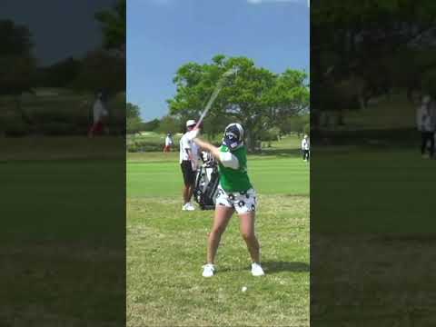 【上田桃子　ピンチ！？深いラフをモノともしないアイアンショット】ゴルフ　スイング　ゴルフスイング　初心者　スロー　女子プロ　アイアン　ドライバー　MCS　2023.06 #shorts