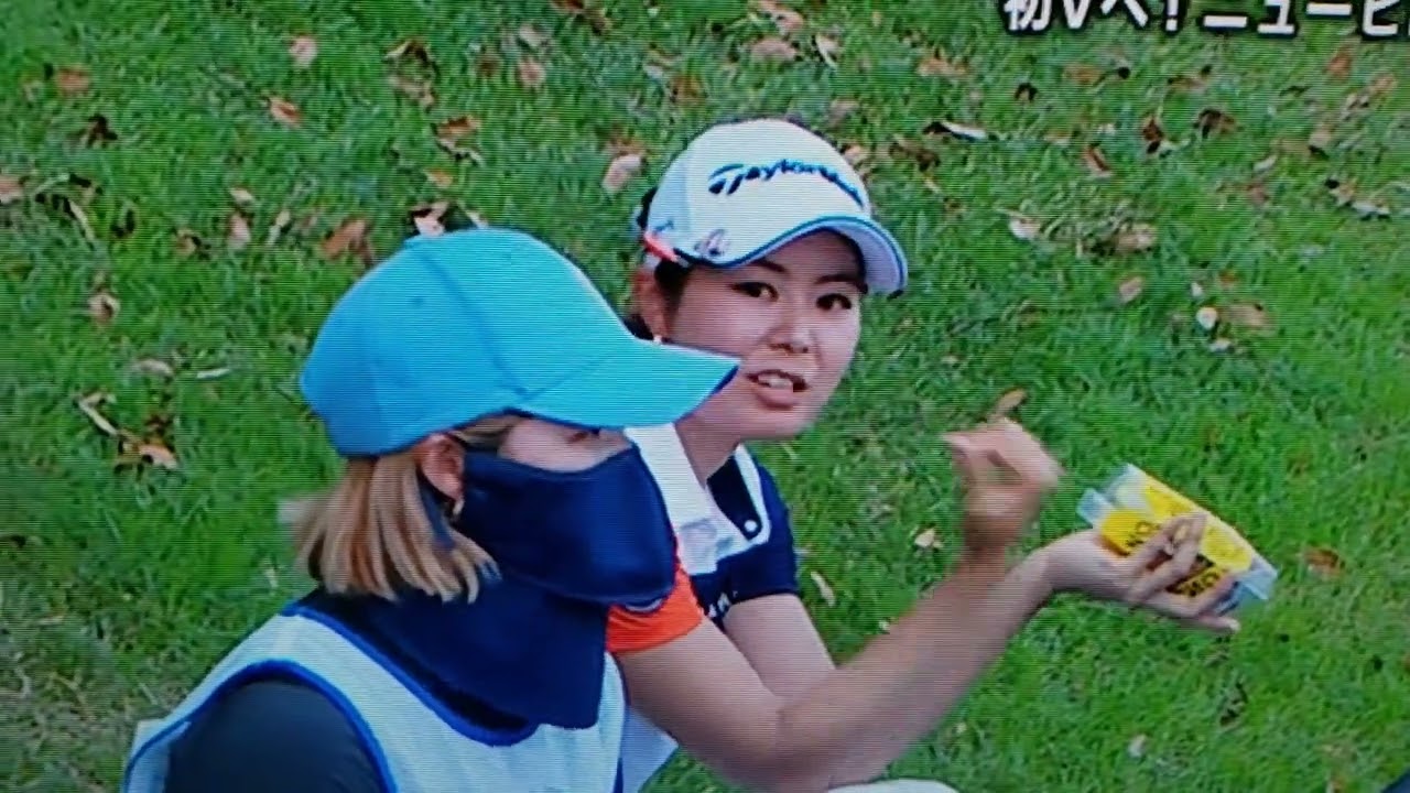 #フジサンケイクラシック 2022迷シーン#松森彩夏 P🏌️‍♀️  優勝争いする #高橋彩華 の横で姉妹でモグモグタイムw　女子ゴルフ界随一の　 #モデル体型 　#かわいらしい人 #悪気はありません