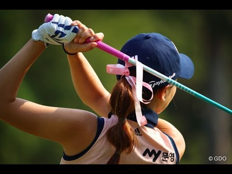 アン・シネは薄ピンクのノースリーブシャツで登場