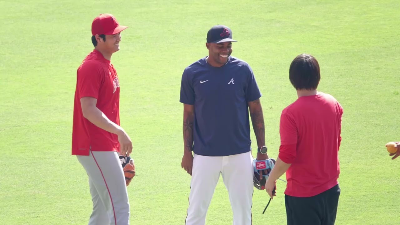 大谷選手 試合前練習に元チームメイトのイグレシアスと再開の足ぴょんハグ😆 #shorts