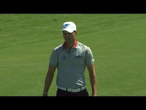 Martin Kaymer chips in for birdie at Cadillac