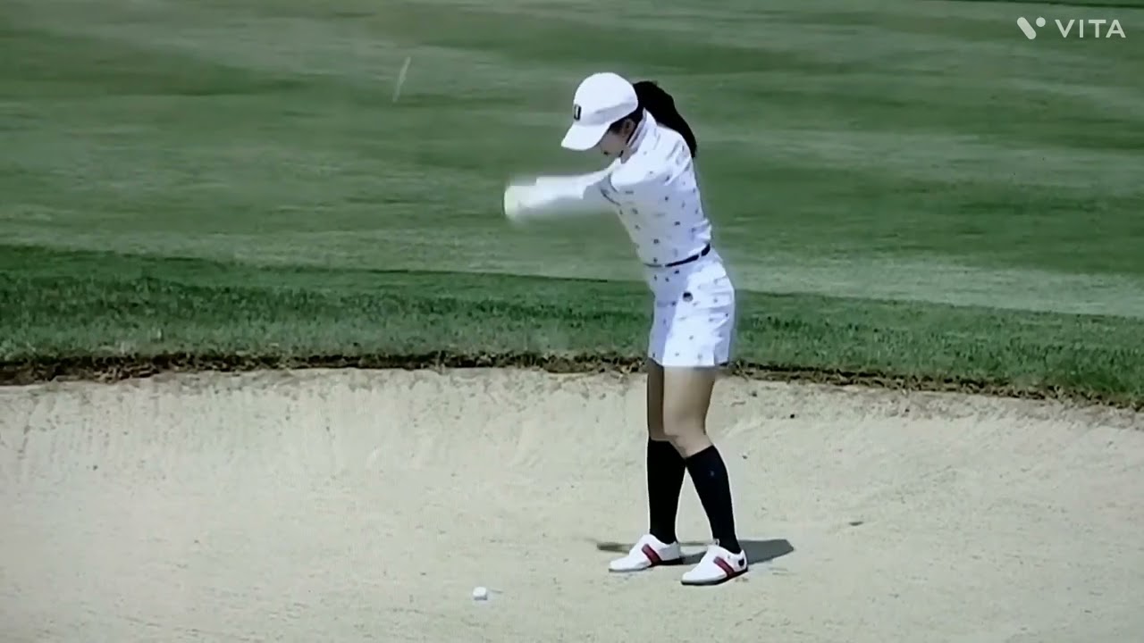 堀 琴音プロ❤️ダブルボギーがショックだったのかぁピンに体を当てるハプニング☺️その後ボールを直視⁉️