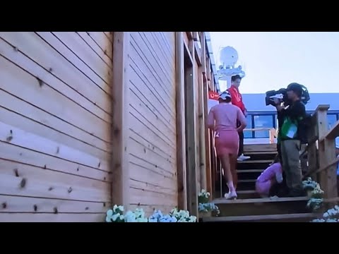 古江彩佳選手がしんどい姿勢でファンにサインをしている横を森田遥選手が通り過ぎる 他意はありませんJLPGAツアーチャンピオンシップリコーカップ 2R