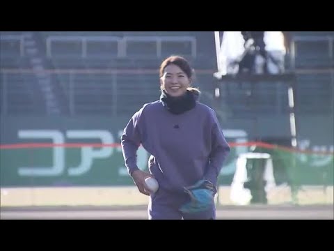 渋野日向子“投手”が始球式で原田のどか選手と対戦　ソフトボール大会で小学生と交流【岡山・倉敷市】 (23/12/24 17:52)