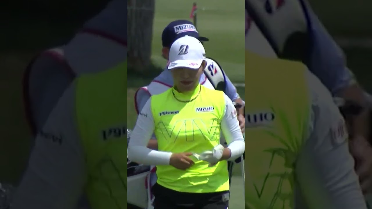 A textbook birdie puts Ayaka Furue just one behind the lead 👀