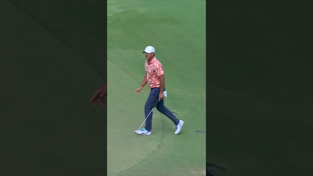 WHAT A PUTT‼️ Brooks makes this shot look easy.