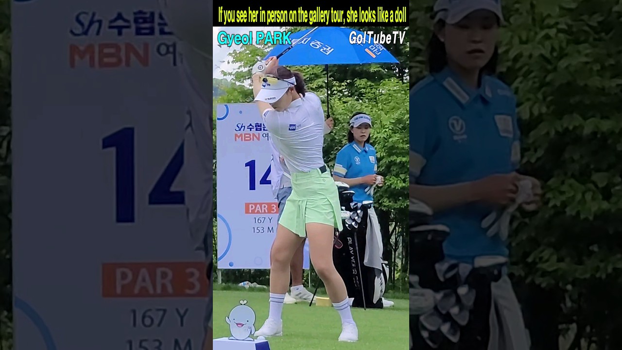 If you see her in person on the gallery tour, she looks like a doll.Gyeol PARK