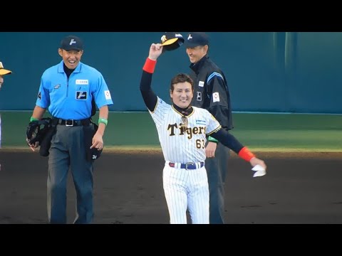 【サプライズが過ぎる】甲子園凱旋の新庄監督 阪神ユニフォームを着用してメンバー表交換に登場!! 球団幹部に無断で特注 スタンドのファンを試合前から盛り上げる 審判団も思わず大爆笑 NPBから厳重注意も